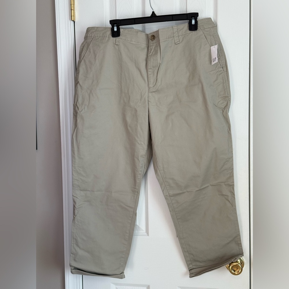 GAP Women’s Khaki Capris